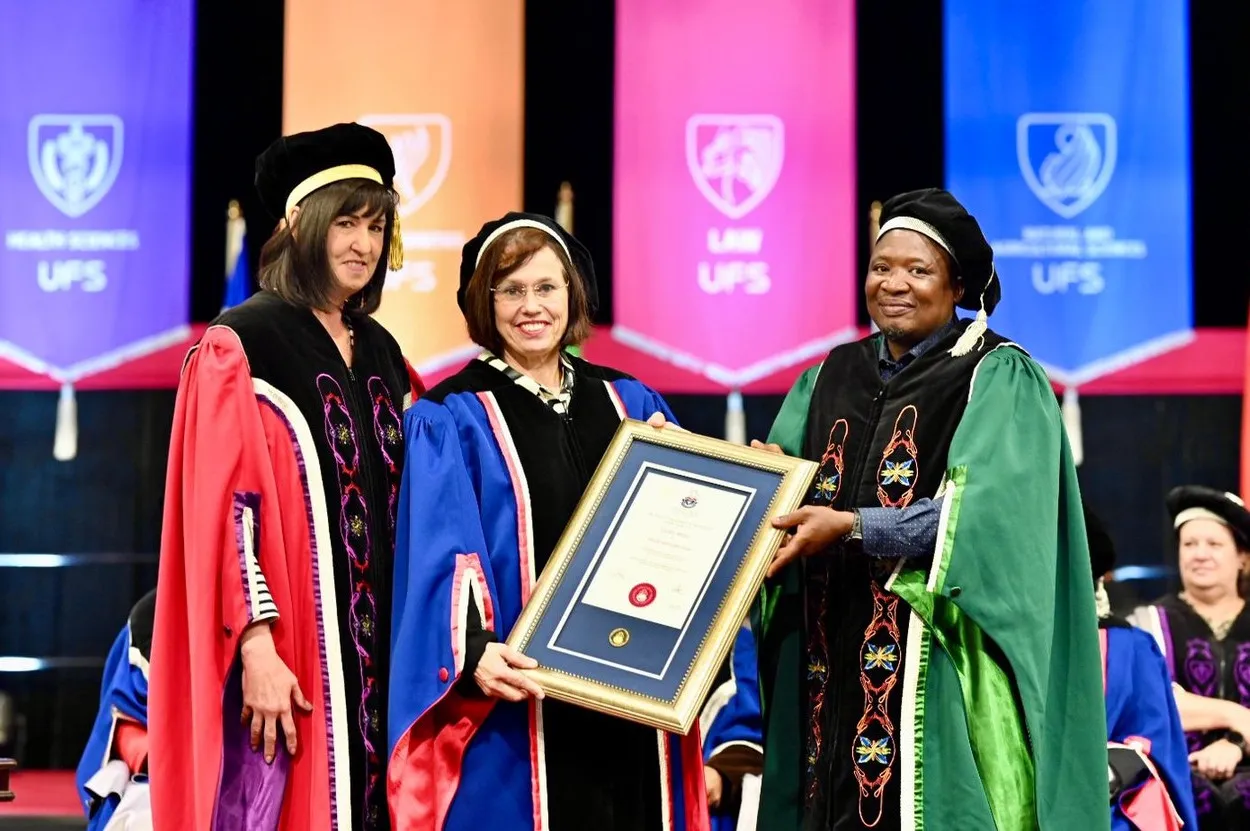 Anmari receives the Council Medal.